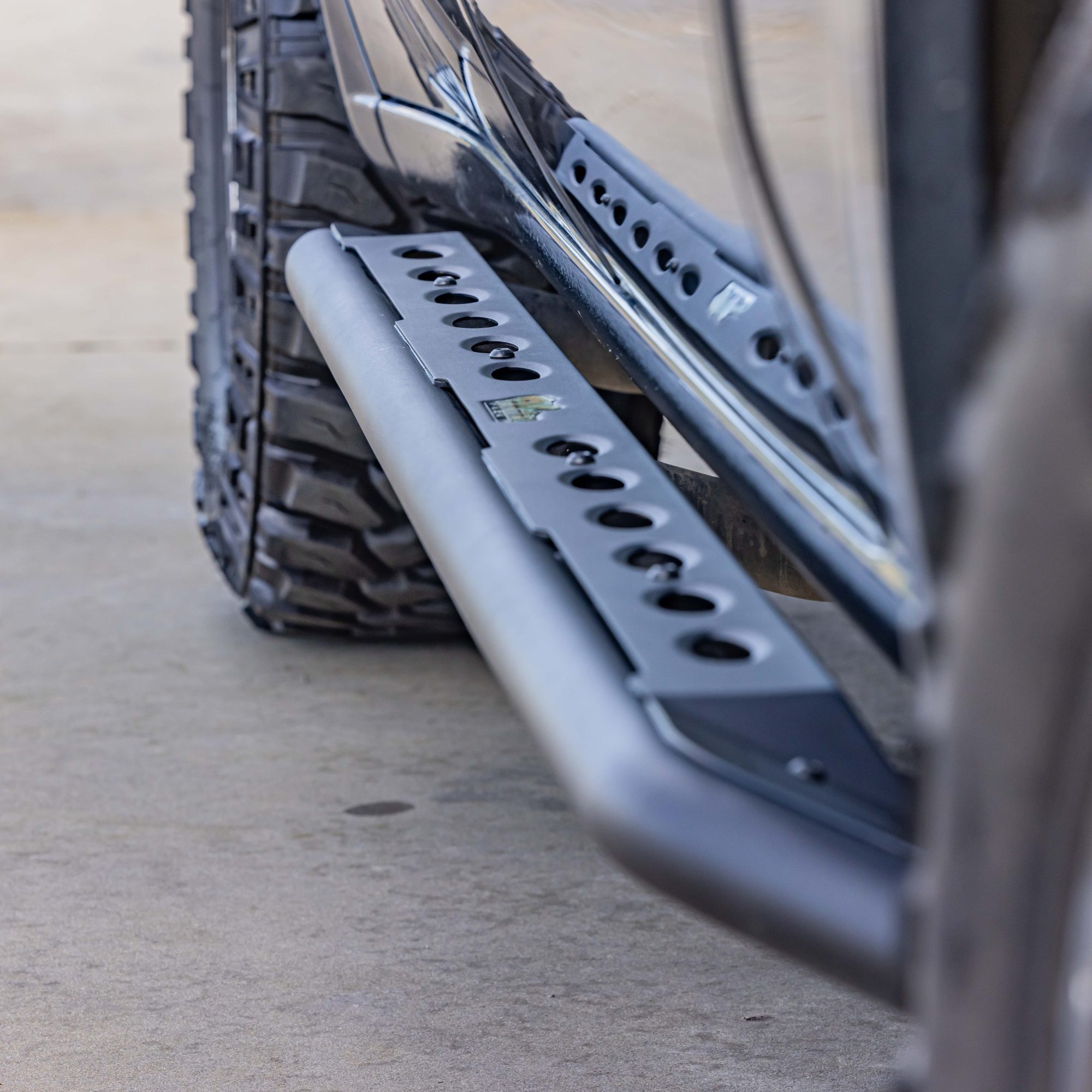 SS087 SILVERADO 1500 RAID SIDE STEPS 2019+ - Image 1